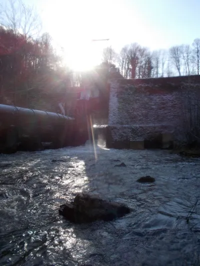 Le barrage X de l'Etang de la Roche (portage obligatoire en rive gauche).